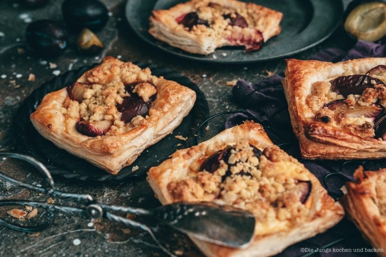 Rezept für ein einfaches Blätterteig-Gebäck. Pflaumen mit einer feinen Quarkcreme und knusprigen Streuseln - unwiderstehlich lecker und schnell für die Gäste gebacken!